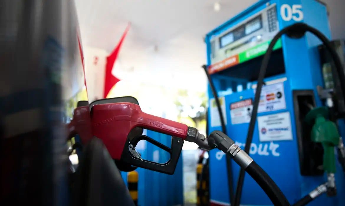 A 16 dias do segundo turno, governo Lula zera tributos sobre gasolina