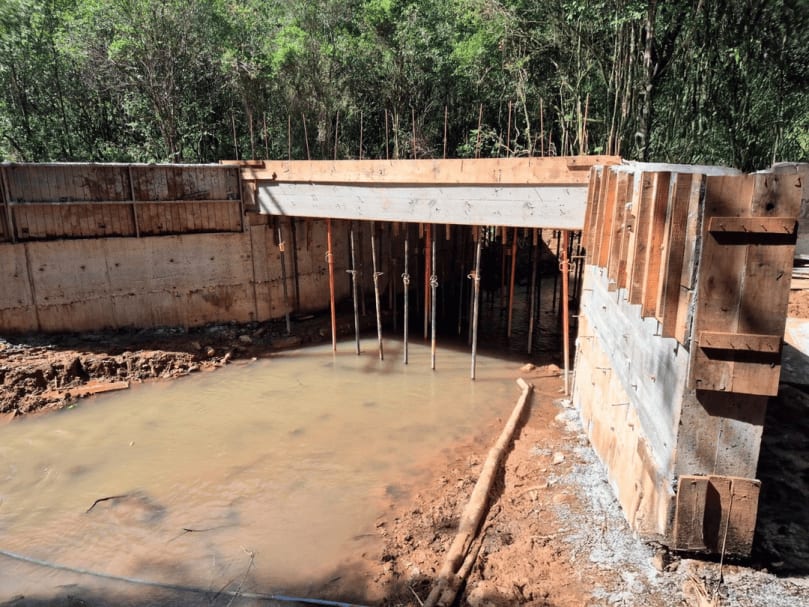 Prefeitura avança em obras de reconstrução de pontilhão na FR-65, em Linha Rio Branco