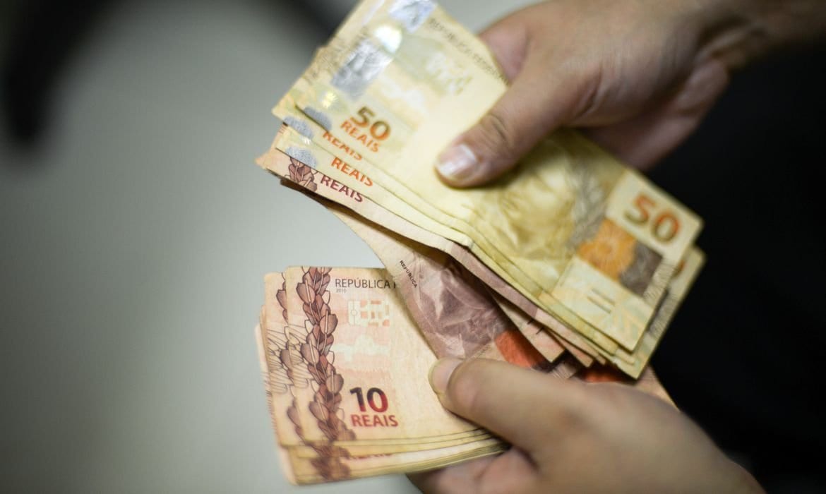 Governo projeta salário mínimo de R$ 1.717 para 2027