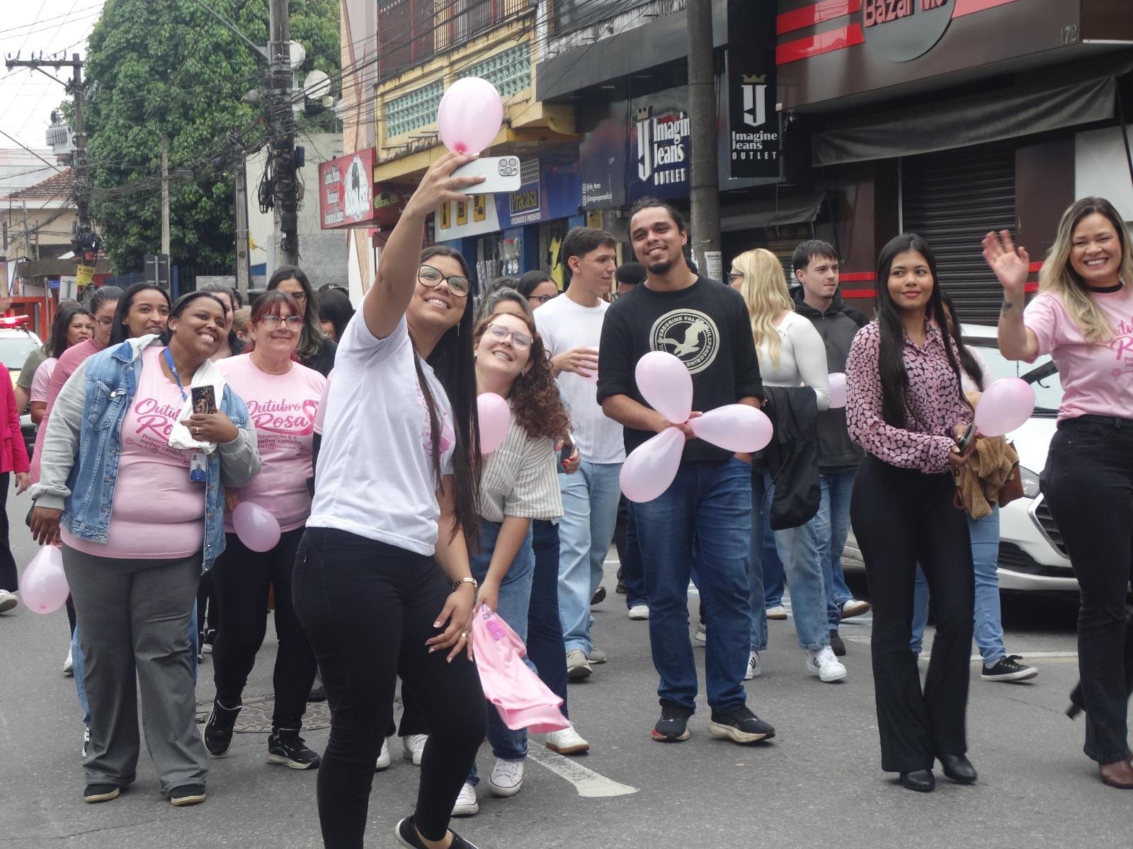 Caminhada Outubro Rosa reúne dezenas de pessoas pela saúde feminina em Santa Isabel; prefeito destaca a importância das