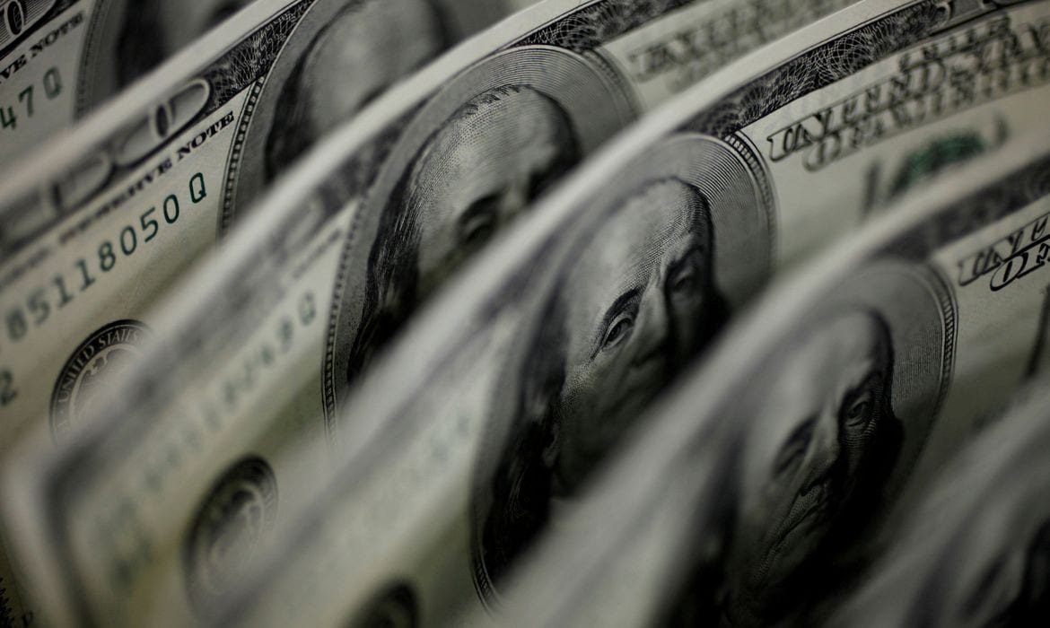 Dólar sobe 8,21%, e bolsa cai 13,88% após reeleição de Lula