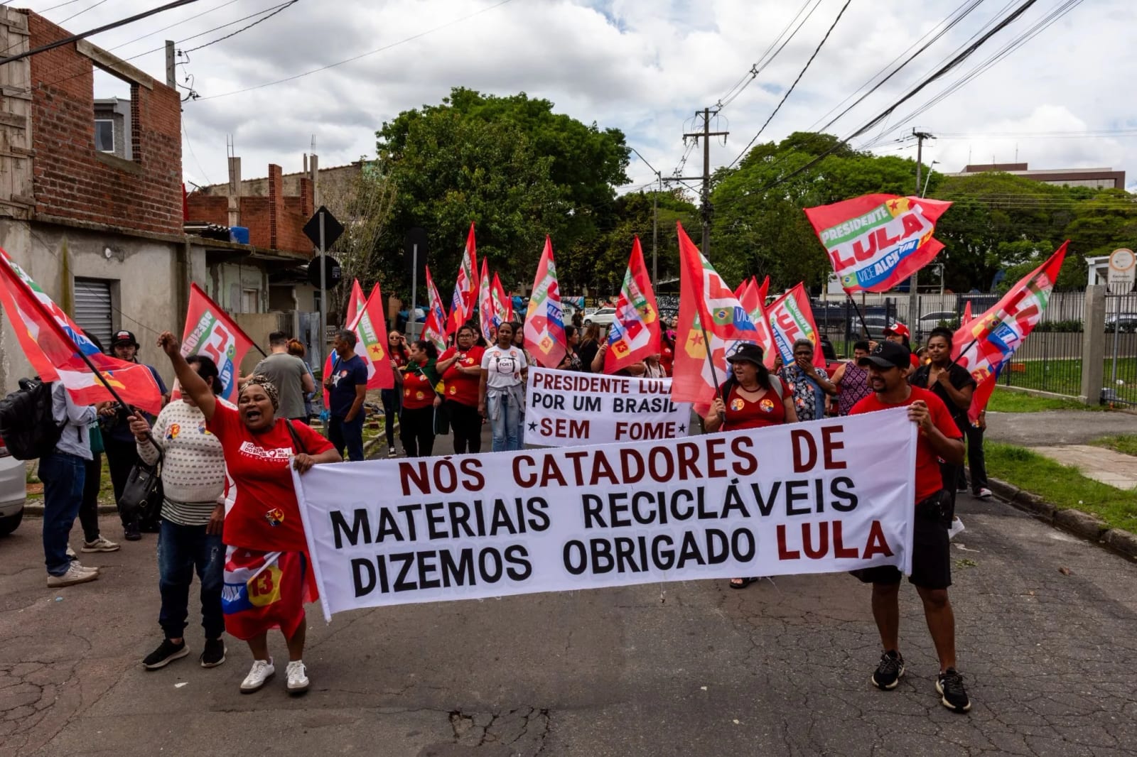 Catadores fazem passeata em Curitiba e declaram apoio a Lula