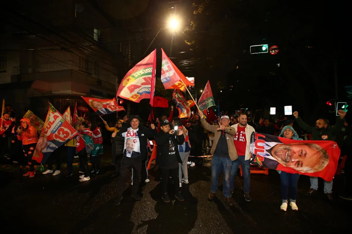 Reeleição de Lula provoca tensão e comemoração nas ruas de Caxias do Sul