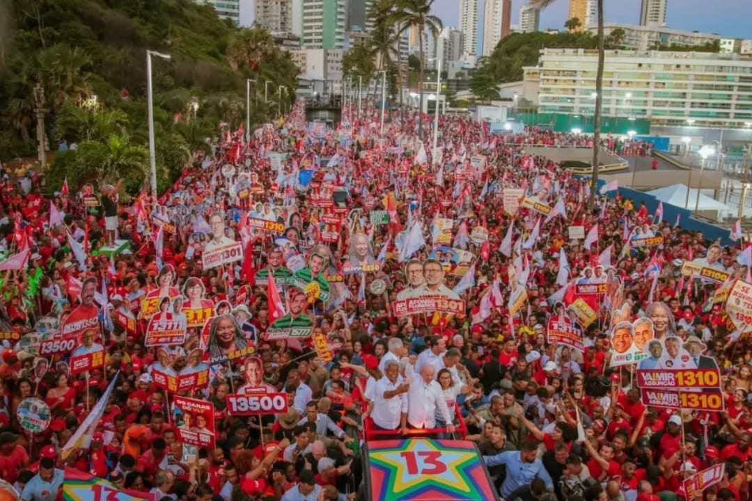 Lula encerra campanha no Nordeste com caminhada em Salvador