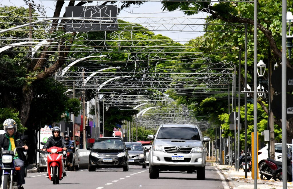 Prefeitura inicia decoração de Natal em Umuarama
