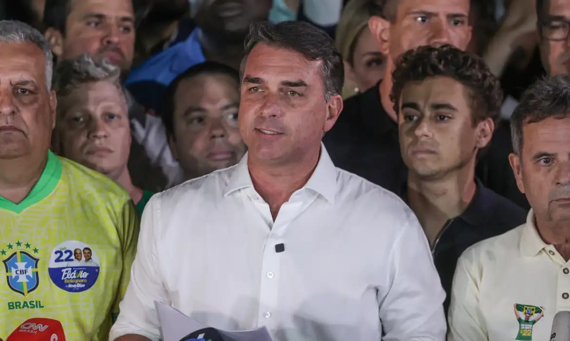 Polícia Federal cancela passaportes de Flávio Bolsonaro após descumprimento de ordem judicial