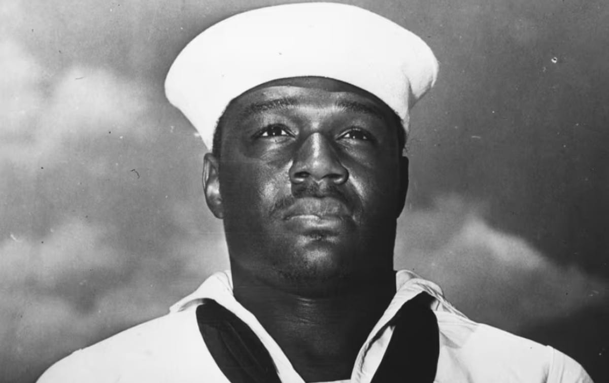 Marinha dos EUA avalia renomear porta-aviões USS Doris Miller para homenagear Trump