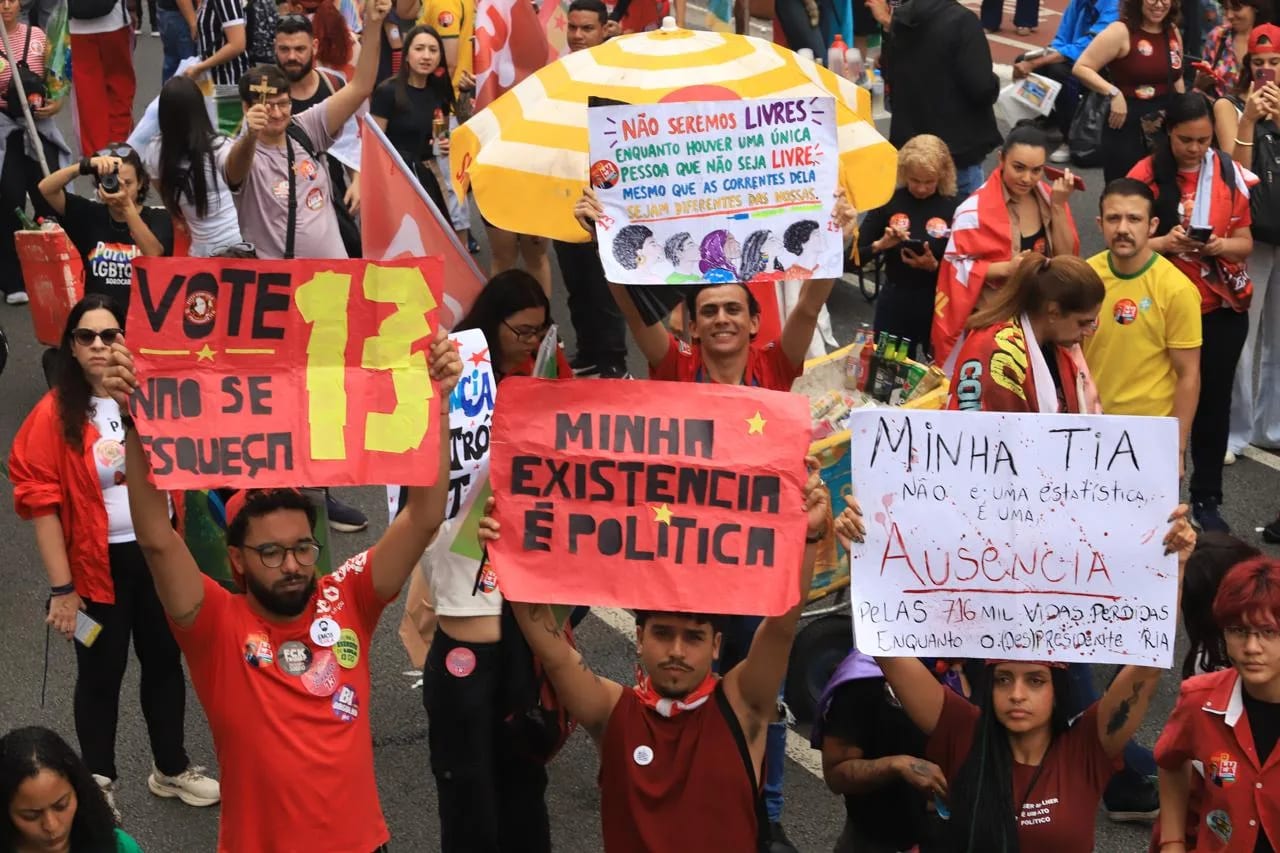 Lula encerra campanha na Paulista e mobiliza centenas de milhares de apoiadores