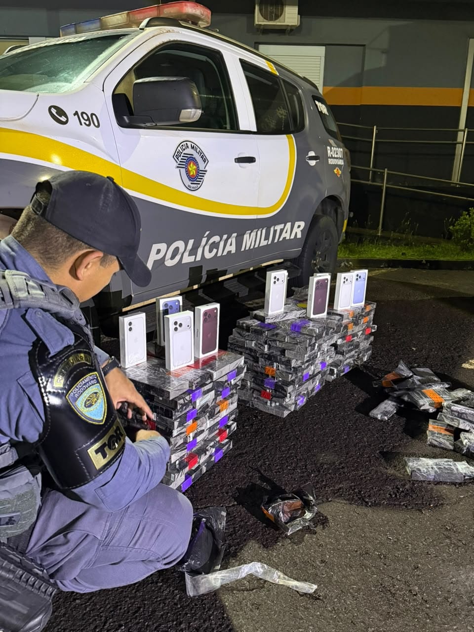 Polícia Rodoviária apreende 342 celulares escondidos em caminhão de farinha