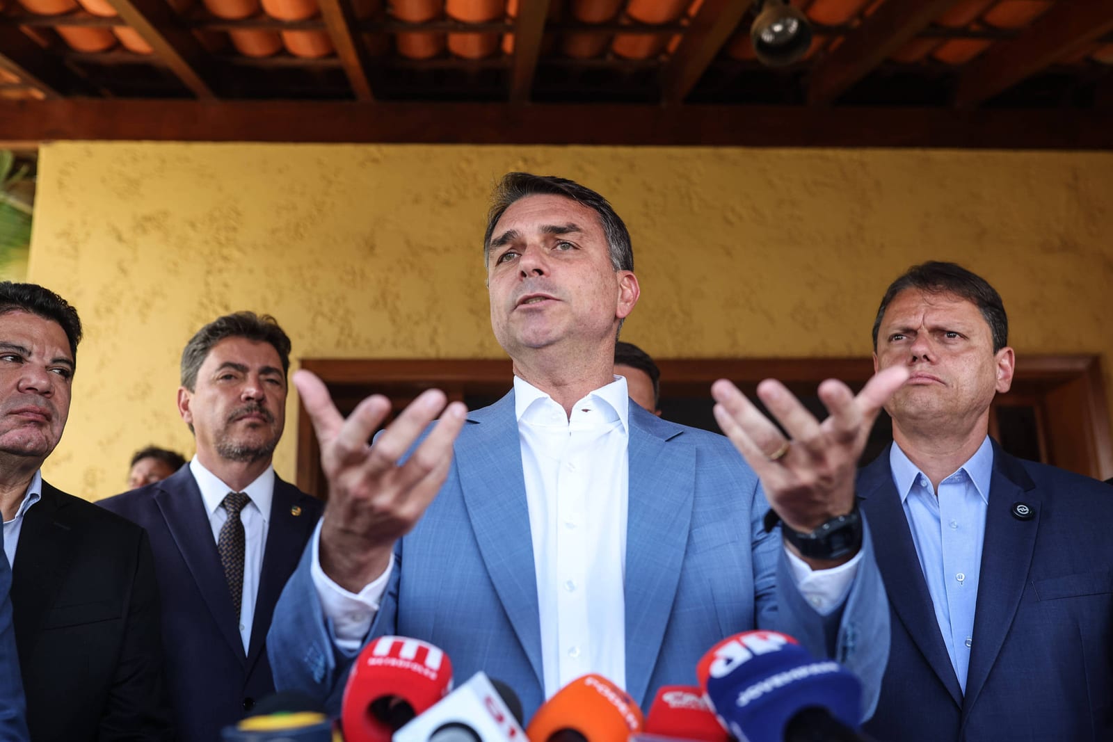 Campanha de Flávio Bolsonaro avalia ir a Aparecida no feriado de 12 de outubro