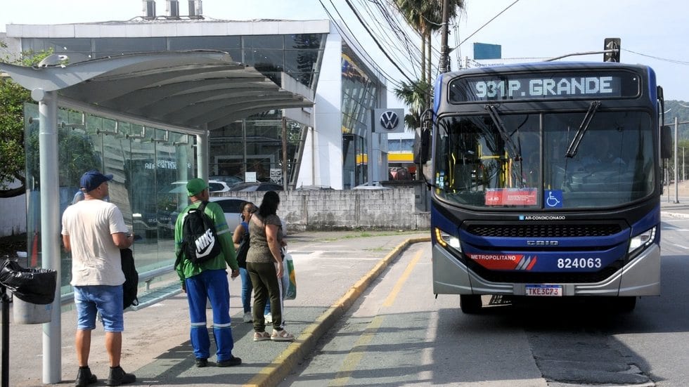 Pontos de ônibus no Xixová e na Ocian passam por manutenção em Praia Grande