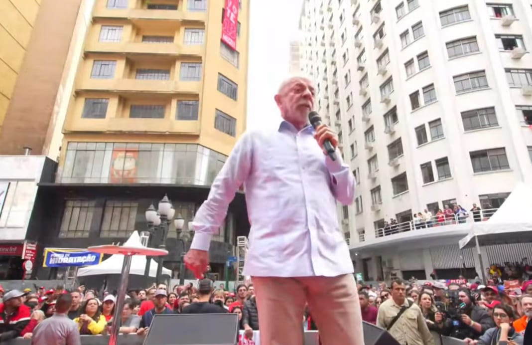 Lula anuncia reforço da proteção social em comício em Curitiba