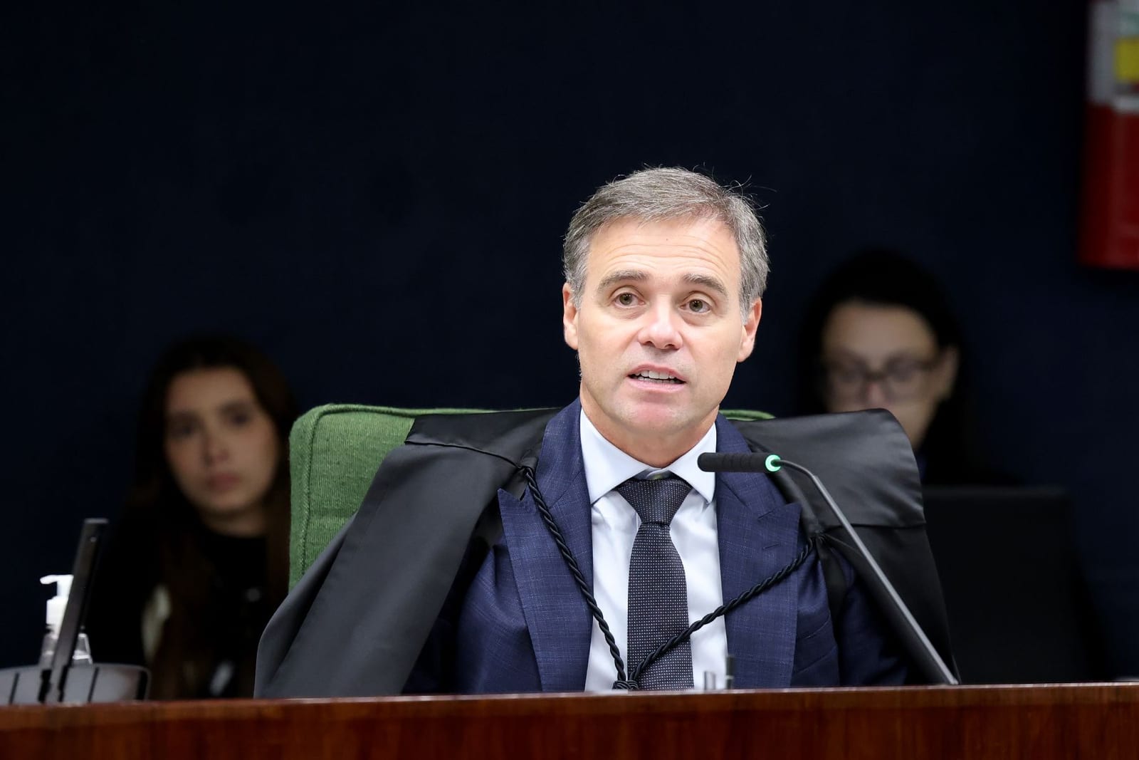 Mendonça exibe recibos de R$ 26 mil em alfaiataria para rebater suspeita de ternos pagos por lobista do Master