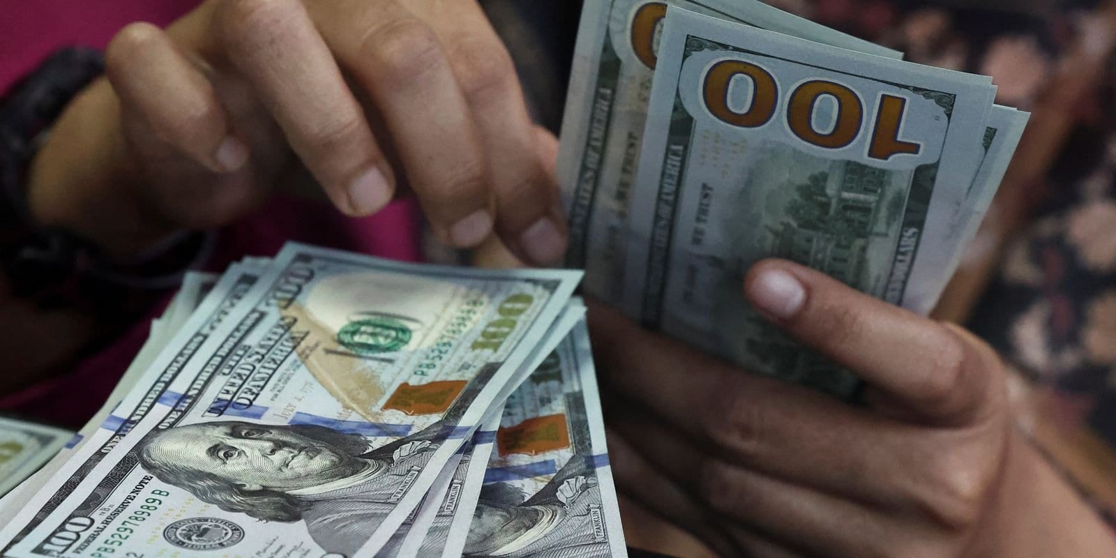 Dólar dispara a R$ 5,44 e registra a maior alta semanal desde 2008