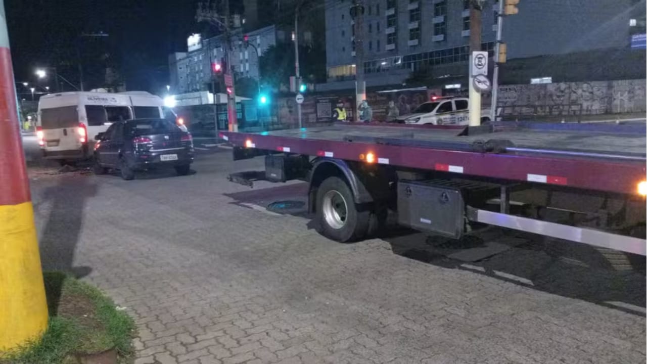 Sete pessoas ficam feridas em acidente entre carro e van em Porto Alegre