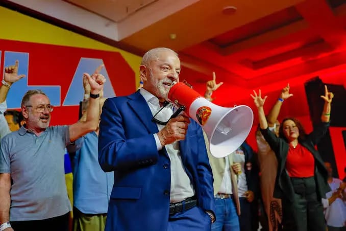 ‘Corpo a corpo’ e redes sociais: as apostas de Lula para virar sobre Flávio Bolsonaro no 2° turno