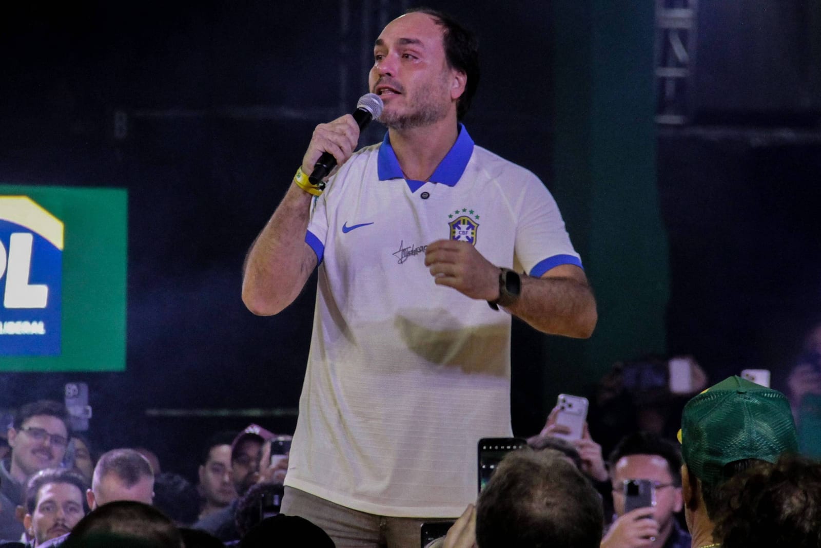 Carlos Bolsonaro visita Jair e diz que pai ainda tenta 'assimilar' últimos acontecimentos