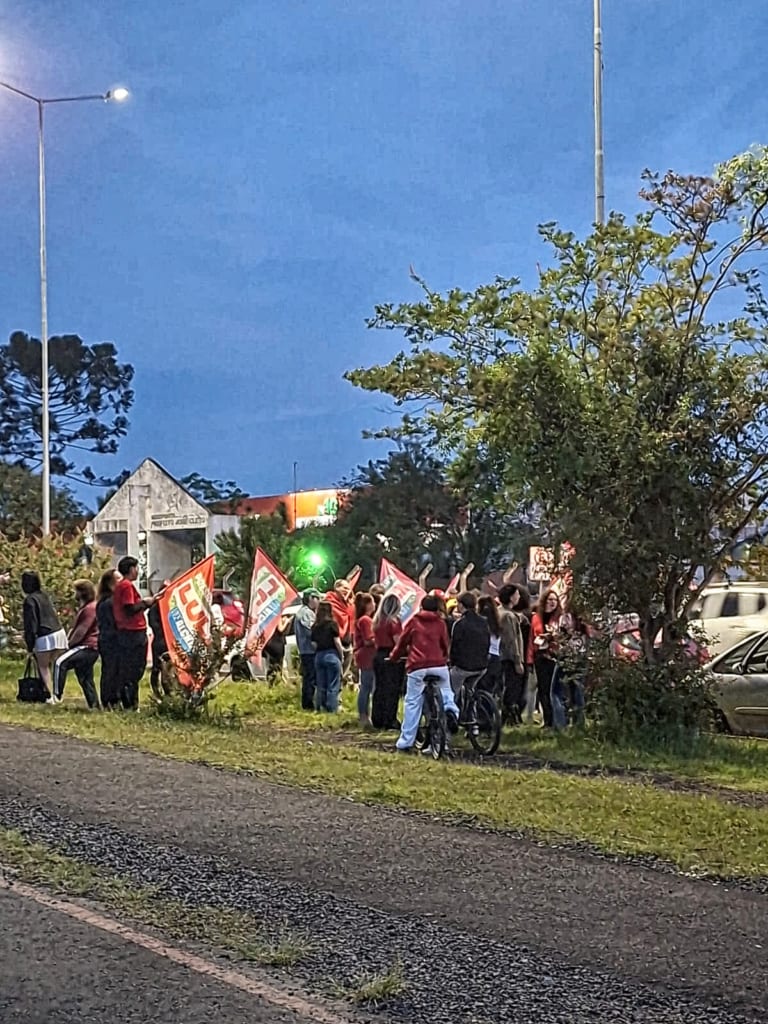 Apoiadores de Lula realizam carreata para comemorar reeleição em União da Vitória