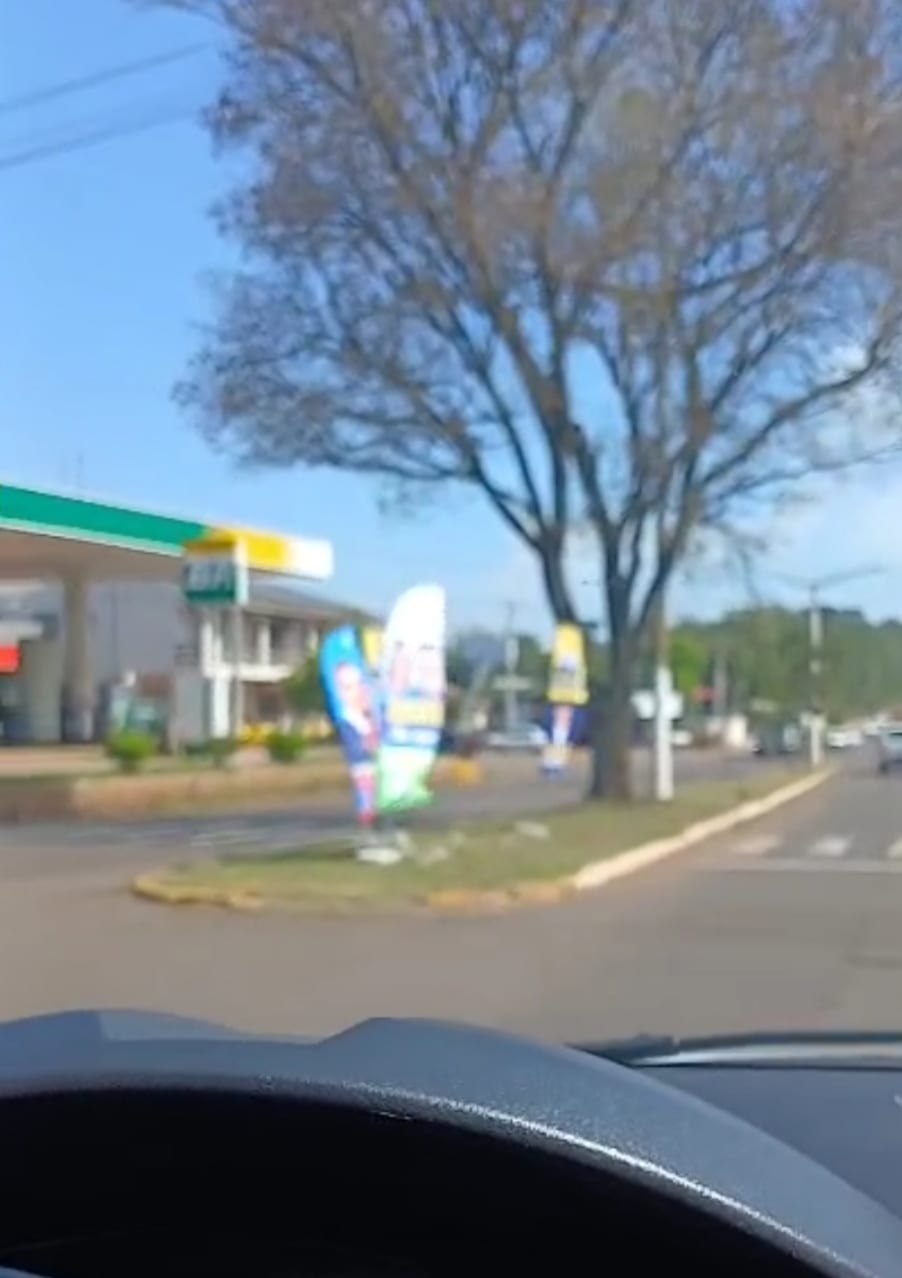 Wind banners em vias de Espumoso atrapalham motoristas desde 16 de agosto