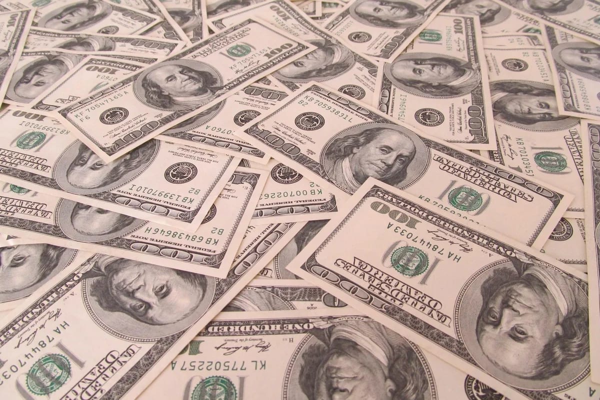 Dólar recua quase 1% e fecha em R$ 5,35 após disparada eleitoral