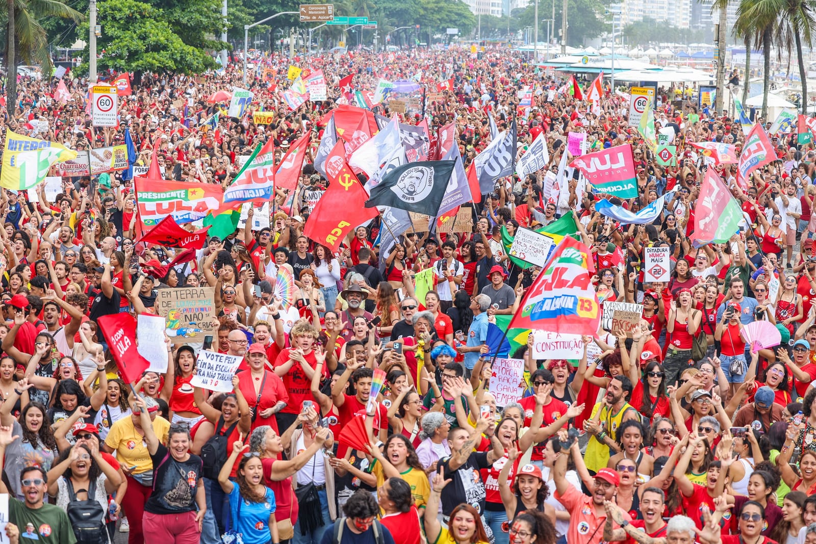 Apoiadores de Lula ocupam quarteirões em Copacabana durante ato