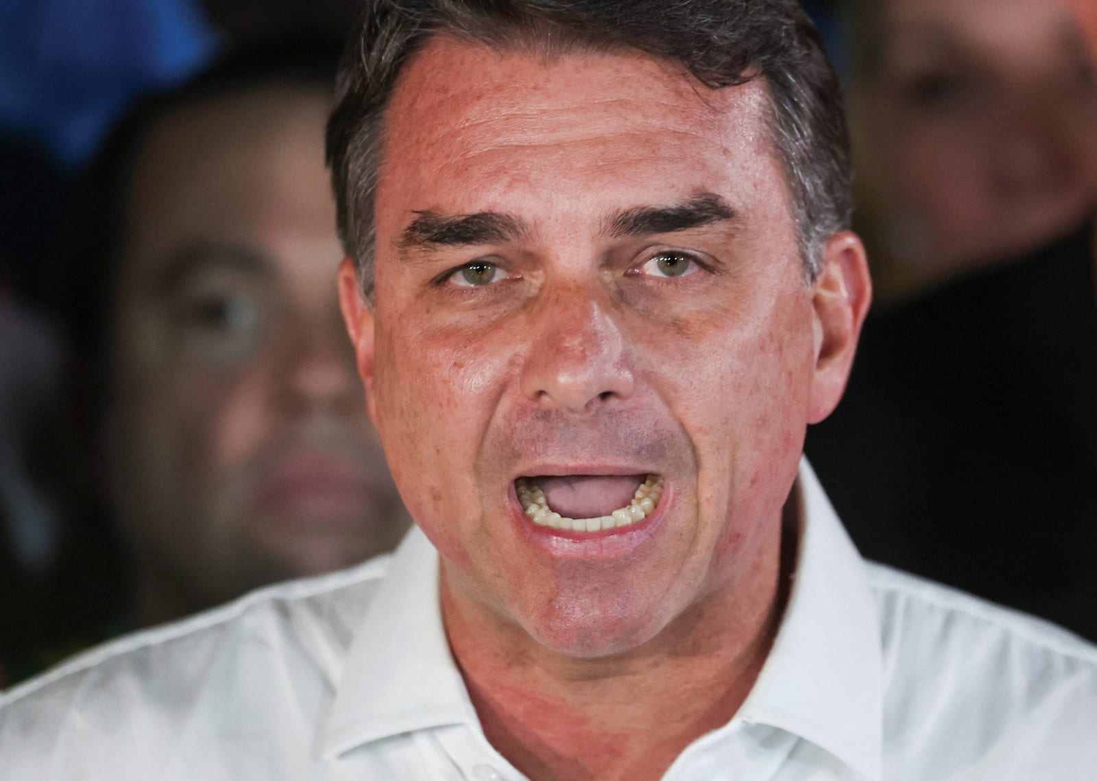 Aliados se irritam com fuga e carta golpista e decidem isolar Flavio Bolsonaro ainda mais