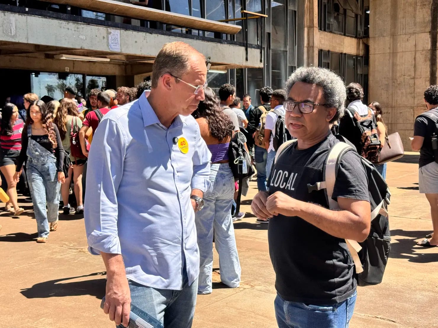 Cappelli faz panfletagem, sabatina na CNN e visita à Feira Noturna de Samambaia