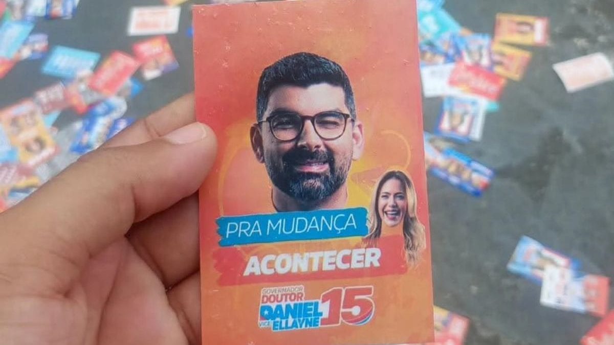 Santinhos de Dr. Daniel circulam com número 15 em Belém no 1º turno