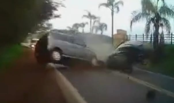 Câmera flagra colisão frontal entre dois carros que deixou uma pessoa morta na RS-210, em Boa Vista do Buricá