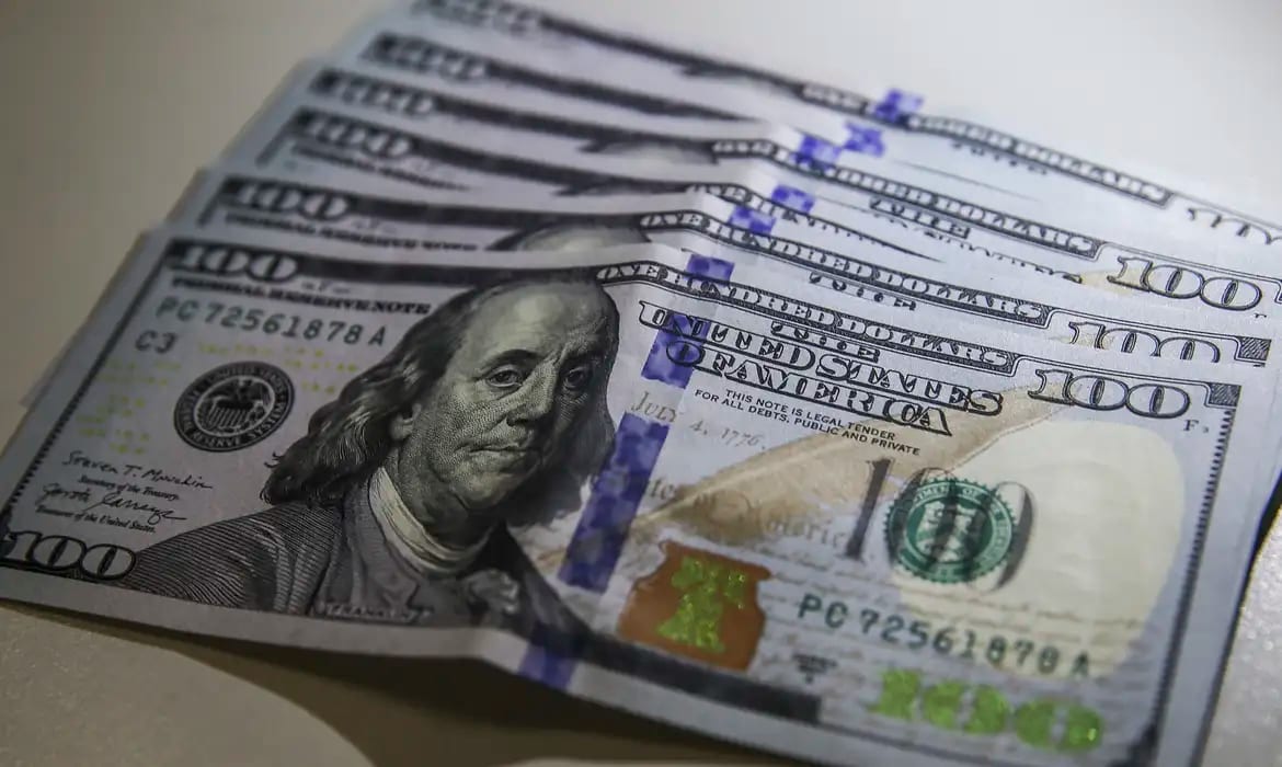 Dólar fecha a R$ 5,02 e Ibovespa recua pressionado por inflação nos EUA