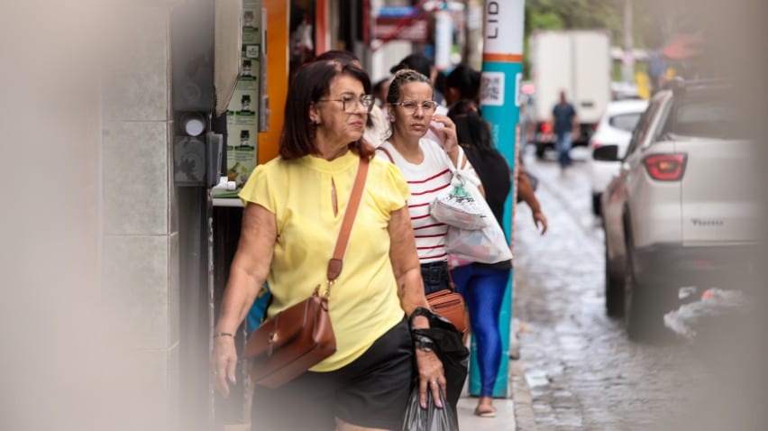 Finados no Recife tem mudanças no funcionamento de serviços, bancos e shoppings; confira o abre e fecha