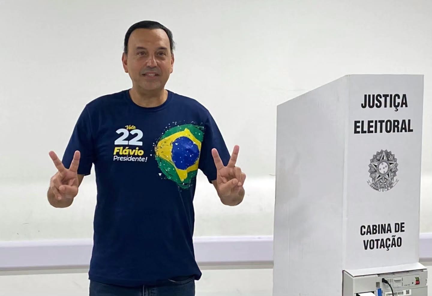 Felicio vota em São José e prevê vantagem de até 5% para Flávio Bolsonaro