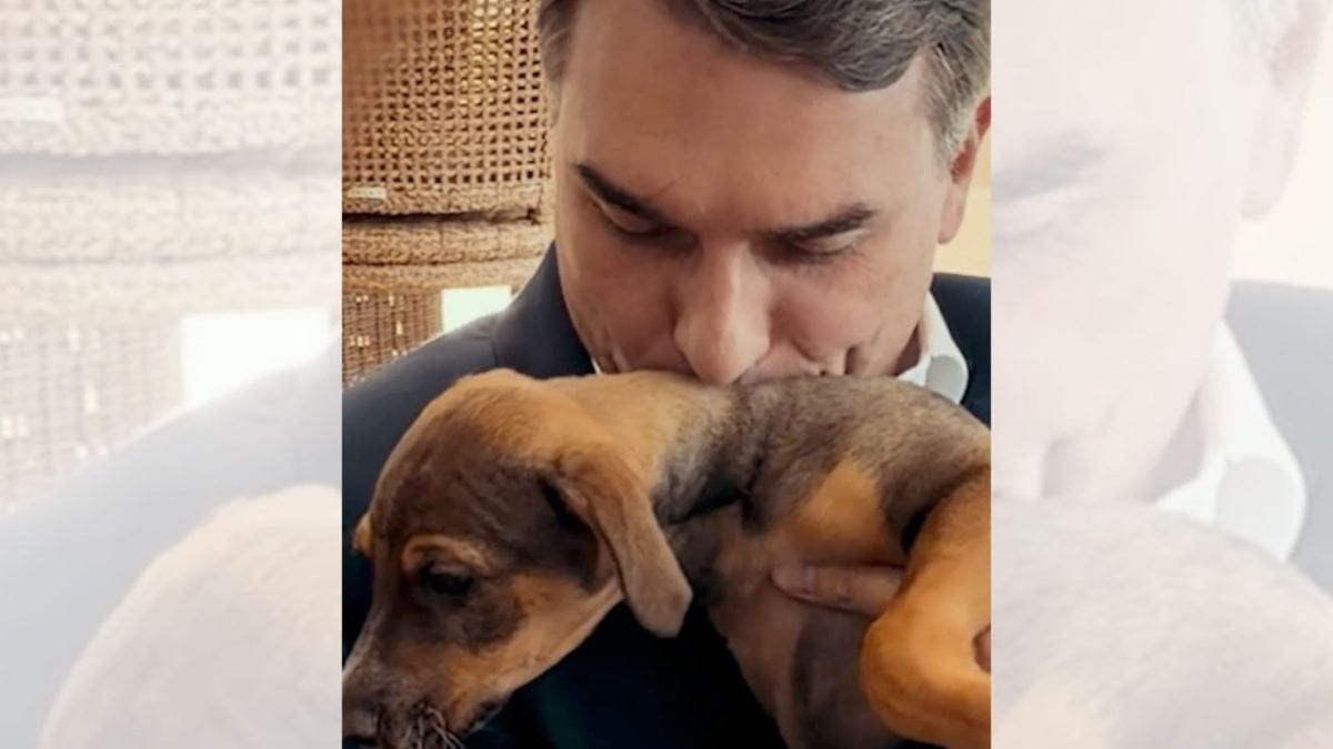 Flávio Bolsonaro batiza de “Chiquinho” cachorro ganho em ato em Copacabana