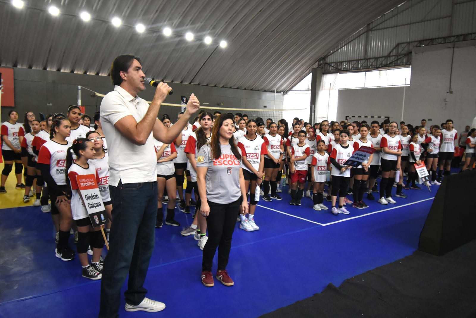 Mais de 200 alunos participam do Festival SuperEscola de Vôlei