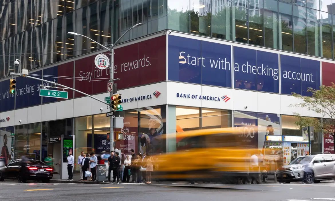 Vice-presidente do Bank of America morre após ser esfaqueada na Times Square em Nova York