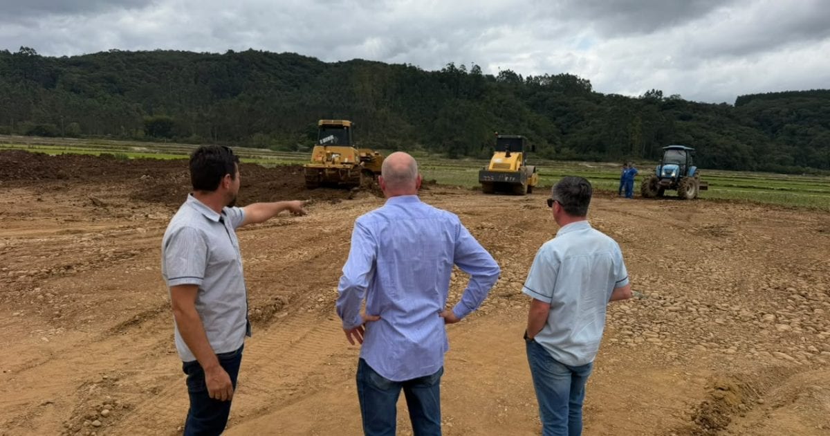 Meleiro prepara terreno para 12 moradias do Casa Catarina