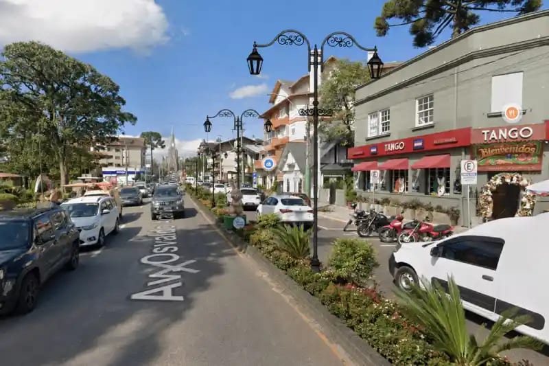 Canela começa a instalar postes ornamentais na avenida central