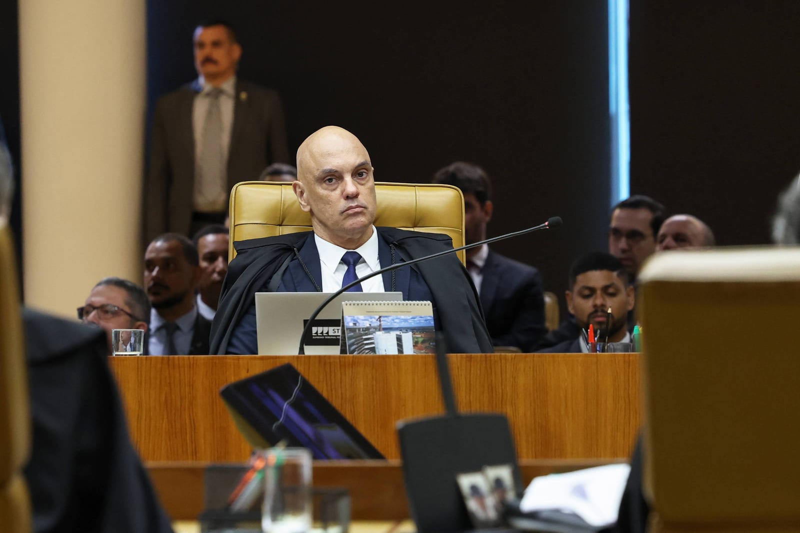 Crise no STF une setores por legalidade e põe metade da corte em suspeita