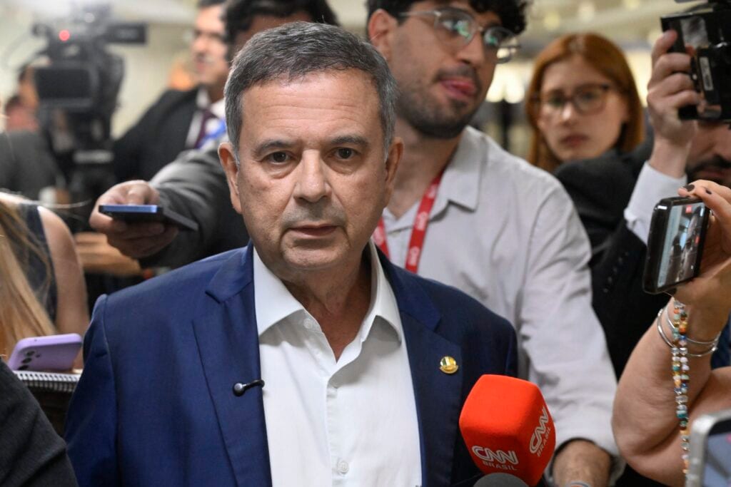 Senadores da oposição solicitam adiamento na votação da proposta 6×1