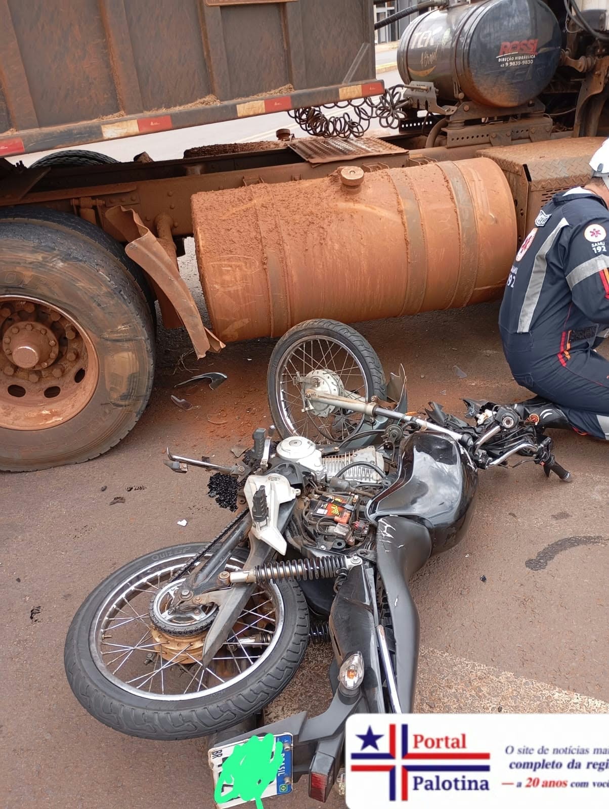 Bombeiros de Palotina realizam limpeza de pista após acidente entre carreta e motocicleta