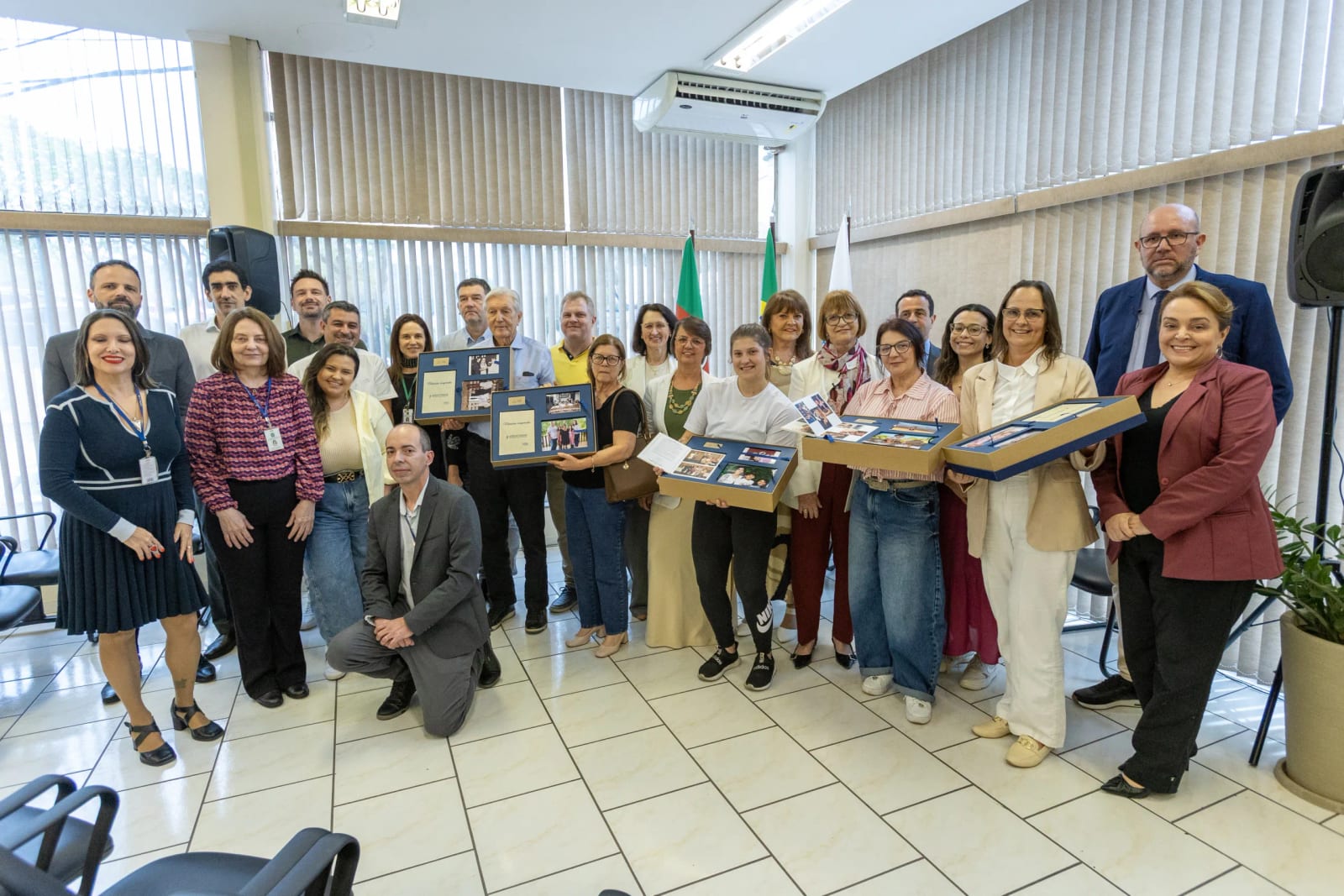 Justiça do Trabalho devolve 1,4 mil fotografias restauradas a famílias atingidas pela enchente no Vale do Taquari