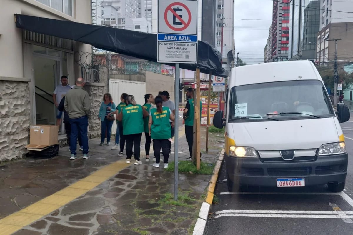 Justiça Eleitoral finaliza distribuição de urnas para o segundo turno em Caxias do Sul; ruas centrais têm trânsito liber