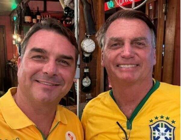 Flávio faz nova visita ao pai, o ex-presidente Jair Bolsonaro