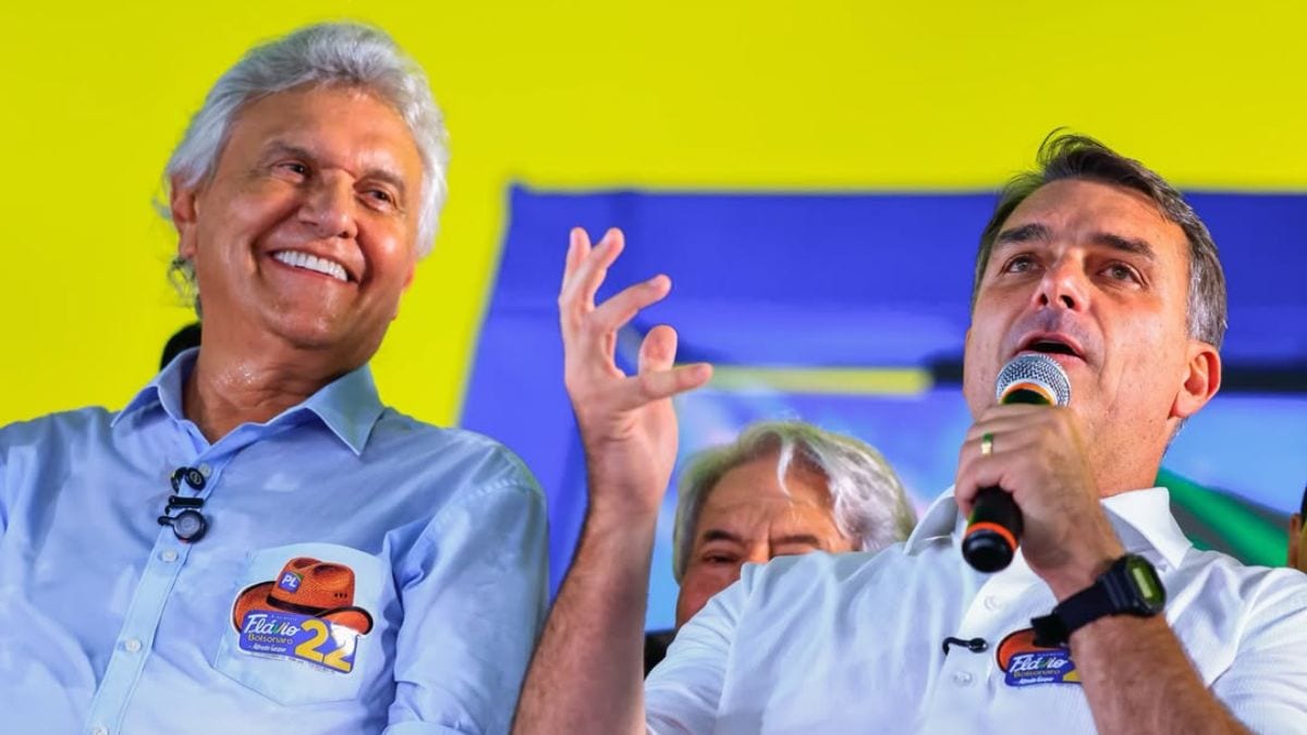 Flávio Bolsonaro defende mudar Constituição com aliados