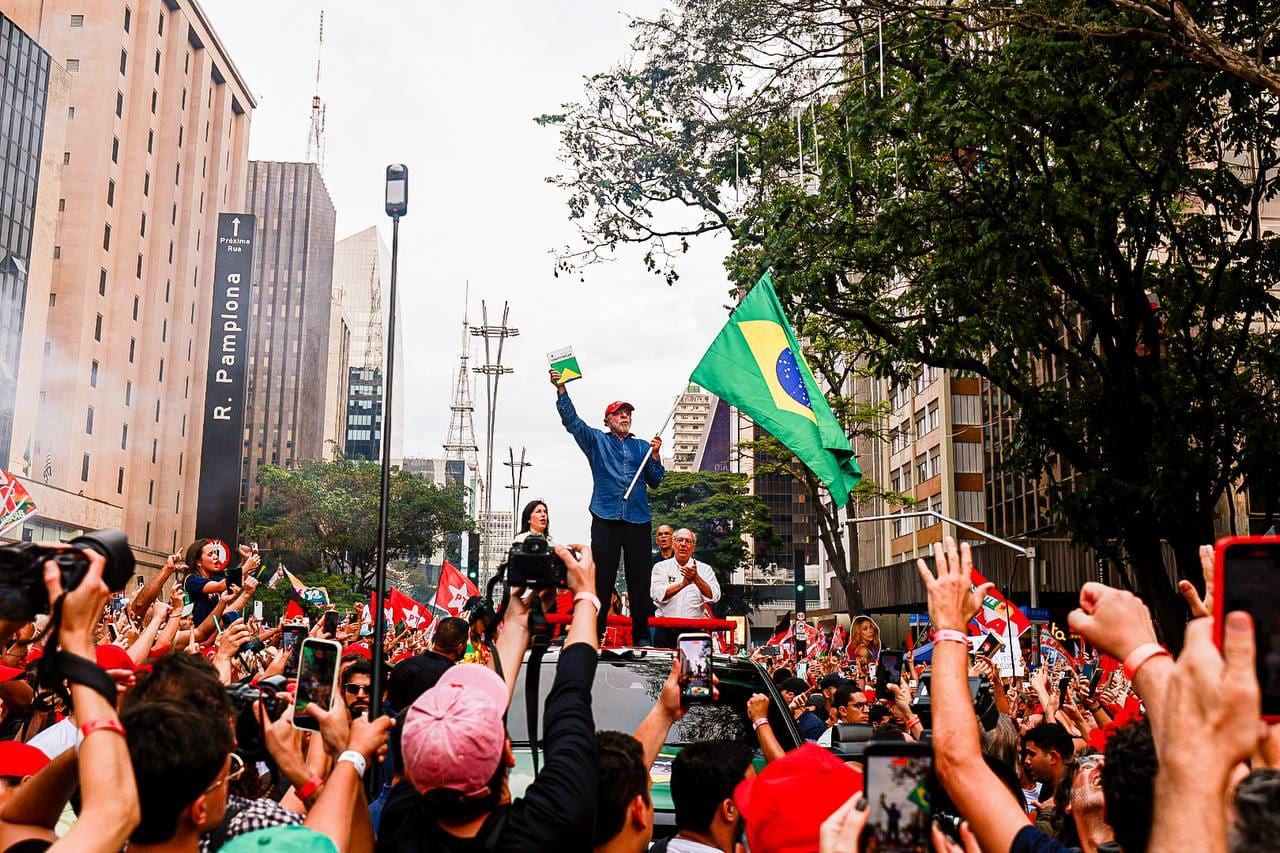 Avenida Paulista reúne multidão em apoio a Lula na véspera do segundo turno