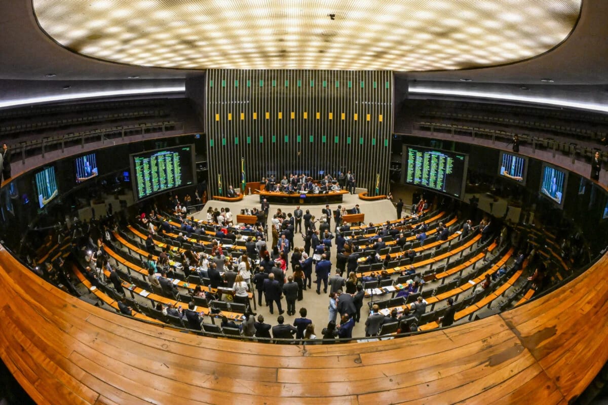 Deputados eleitos são em média 4 vezes mais ricos que candidatos derrotados