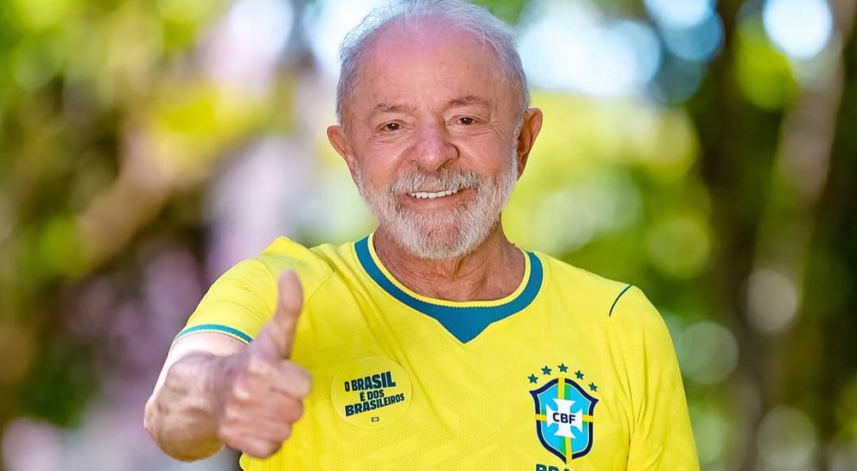 Camisa do Brasil e gesto de “L” viralizam em atos pró-Lula em Pernambuco