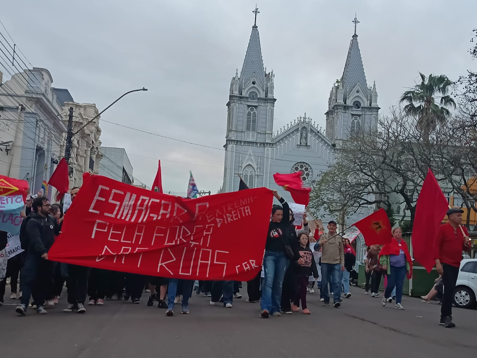 Ato pró-Lula reúne manifestantes no centro de Alegrete