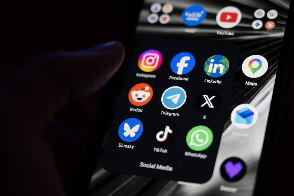 Redes sociais empurram política para os extremos