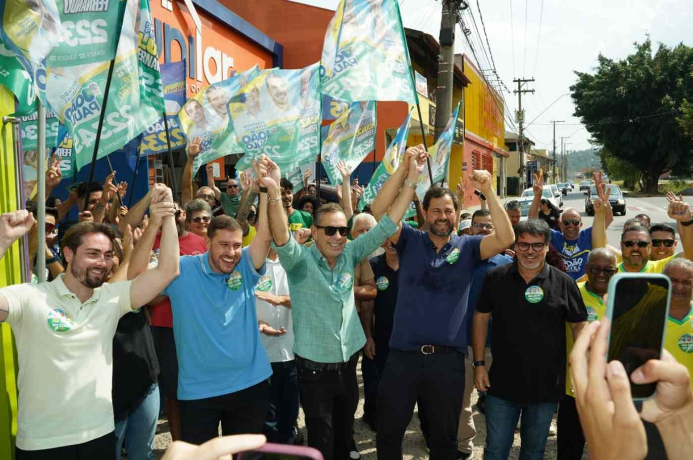 Caminhada no Jardim América reúne Luiz Fernando, João Paulo, prefeito e moradores de Várzea Paulista